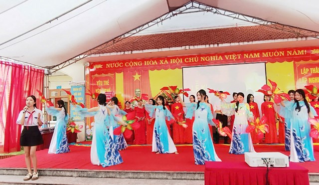 Tiết mục văn nghệ của thầy v&agrave; tr&ograve; trường THCS L&ecirc; Thiện ch&agrave;o mừng năm học mới.