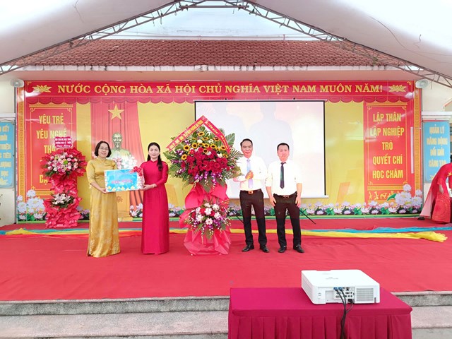 B&agrave; Trần Hồng Quy&ecirc;n - UVBTV; Trường ban XD Đảng phường An Phong tặng hoa v&agrave; qu&agrave; ch&uacute;c mừng trường THCS L&ecirc; Thiện.