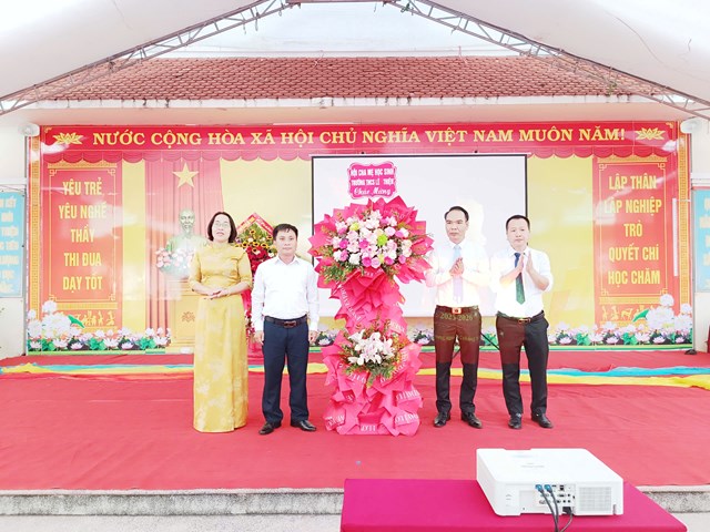 &Ocirc;ng Hồ Thanh T&ugrave;ng - Trưởng ban Ban đại diện CMHS nh&agrave; trường tặng hoa ch&uacute;c mừng trường THCS L&ecirc; Thiện.