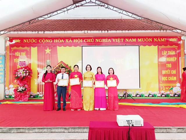 Khen thưởng c&aacute;c Thầy c&ocirc; gi&aacute;o đạt th&agrave;nh t&iacute;ch xuất sắc trong năm học 2024 - 2025.