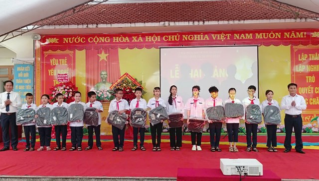 C&aacute;c Doanh nghiệp v&agrave; nh&agrave; hảo t&acirc;m tặng qu&agrave; cho học sinh vượt kh&oacute; nh&acirc;n dịp khai giảng năm học mới.