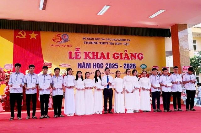 Khen thưởng học sinh có điểm đầu vào cao tại trường THPT Hà Huy Tập