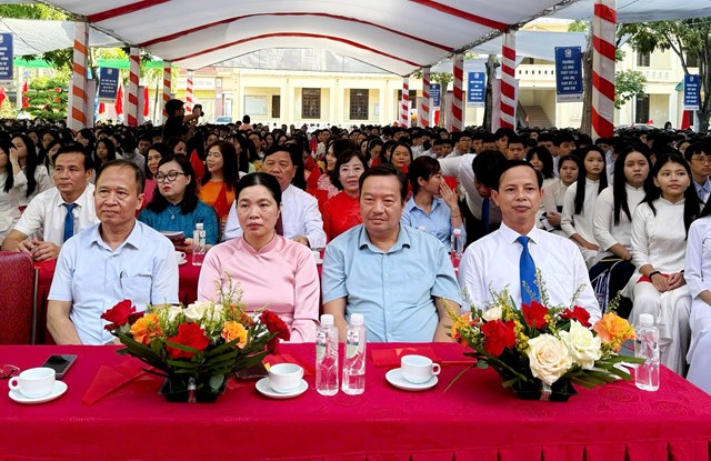 Các đại biểu tham dự Lễ khai giảng tại điểm Trường THPT Hà Huy Tập