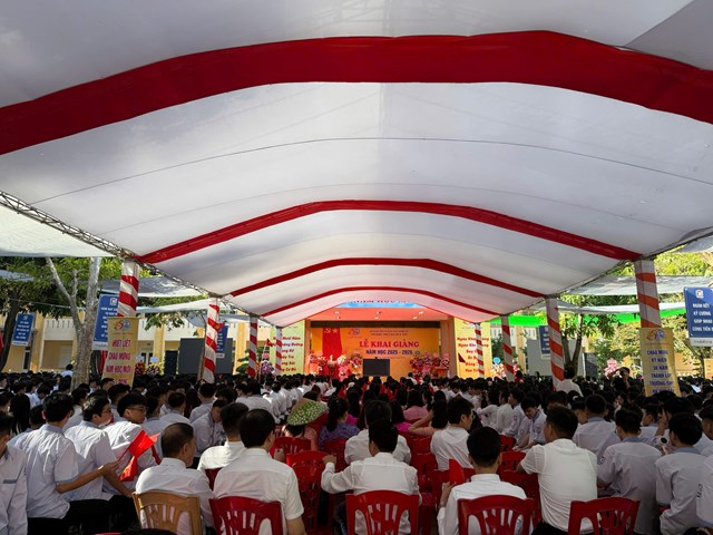 Không khí khai giảng tại trường THPT Hà Huy Tập