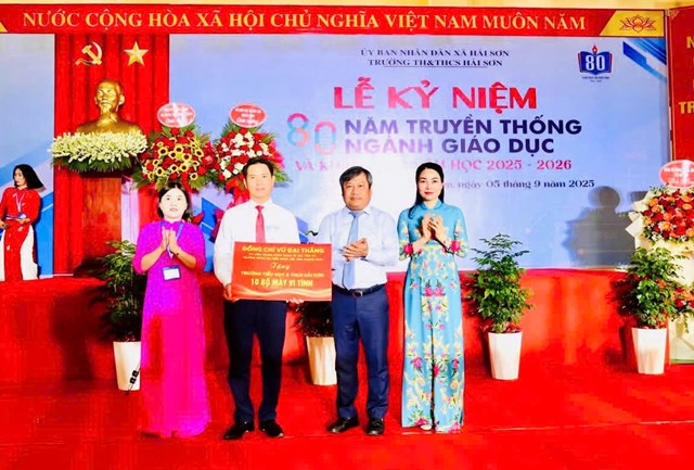 Đồng ch&iacute; Vũ Đại Thắng, Ủy vi&ecirc;n Trung ương Đảng, B&iacute; thư Tỉnh ủy, Trưởng Đo&agrave;n ĐBQH tỉnh trao tặng 10 bộ m&aacute;y vi t&iacute;nh cho Trường Tiểu học v&agrave; THCS Hải Sơn, g&oacute;p phần n&acirc;ng cao điều kiện dạy v&agrave; học trong năm học mới.