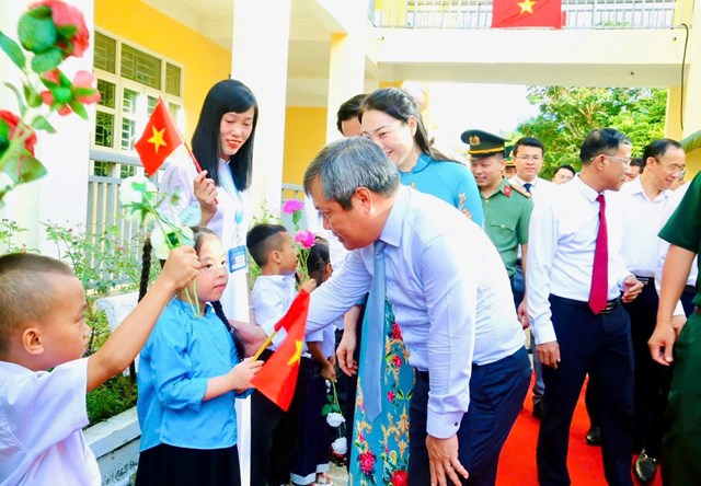 Đồng ch&iacute; Vũ Đại Thắng c&ugrave;ng c&aacute;c đồng ch&iacute; l&atilde;nh đạo &acirc;n cần thăm hỏi, động vi&ecirc;n học sinh Trường Tiểu học v&agrave; THCS Hải Sơn trong ng&agrave;y khai giảng năm học 2025 &ndash; 2026.