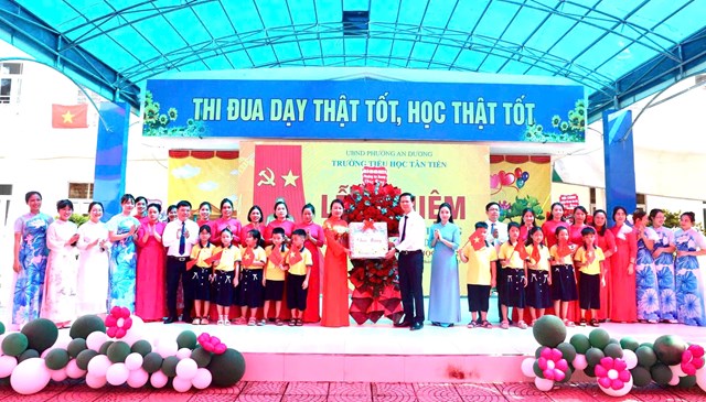 Đồng ch&iacute; B&ugrave;i Tiến Phong, Ph&oacute; B&iacute; thư Đảng ủy, Chủ tịch UBND phường tặng qu&agrave; c&ocirc; v&agrave; tr&ograve; Trường Tiểu học T&acirc;n Tiến.