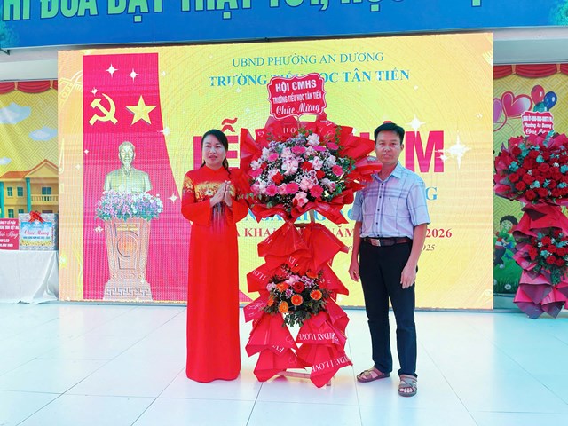 Đại diện cha mẹ học sinh tặng hoa ch&uacute;c mừng năm học mới 2025-2026