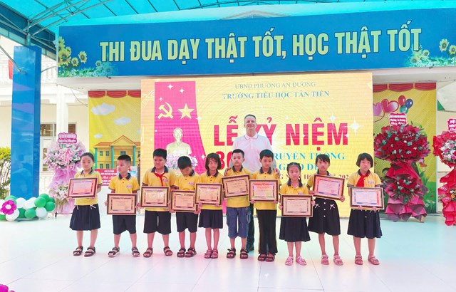 Thầy Brandon đại diện cho Trung t&acirc;m tiếng anh trao tặng học bổng cho c&aacute;c em trường Tiểu học T&acirc;n Tiến.