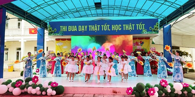 Tiết mục văn nghệ c&ocirc; v&agrave; tr&ograve; trường tiểu học T&acirc;n Tiến