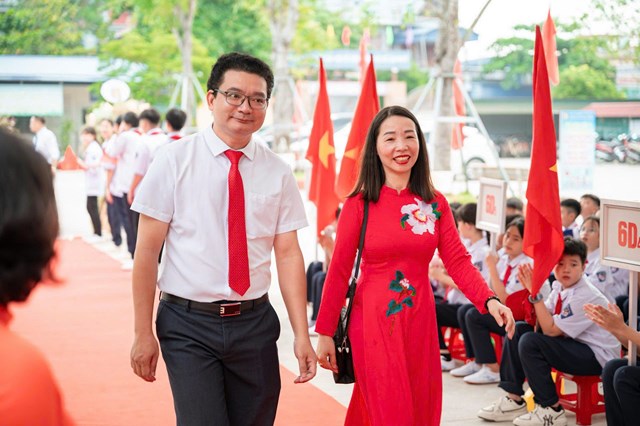 Thầy Hiệu trưởng Phạm Quang Lực cùng cô giáo đại diện tập thể sư phạm nhà trường bước trên thảm đỏ trong lễ khai giảng, chào đón năm học mới 2025 – 2026.