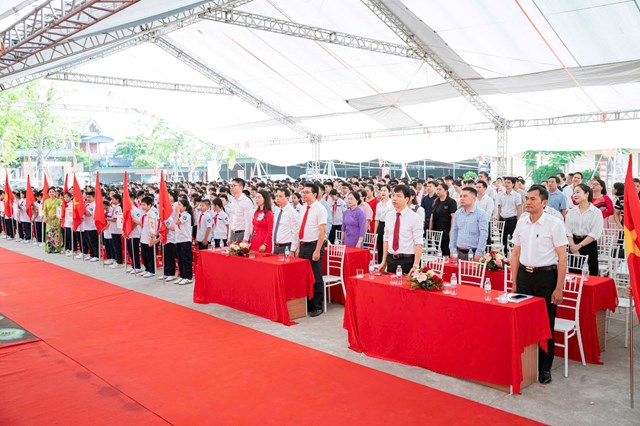 Toàn cảnh các đồng chí lãnh đạo phường, đại diện phụ huynh cùng đông đảo khách mời tham dự Lễ Khai giảng năm học 2025 – 2026 tại Trường THCS Hồng Phong.