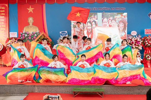 Màn múa cờ, múa hát rực rỡ sắc màu khép lại chương trình văn nghệ khai giảng.