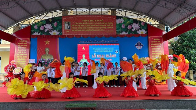 Tiết mục văn nghệ chào mừng năm học mới do học sinh nhà trường biểu diễn.