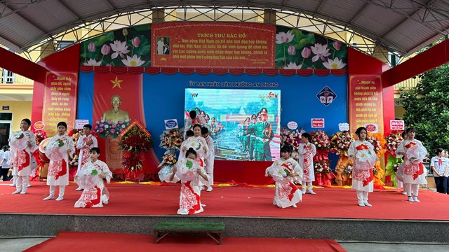 Tiết mục múa nón rực rỡ sắc màu do học sinh Trường THCS Hồng Phong biểu diễn chào mừng năm học mới.