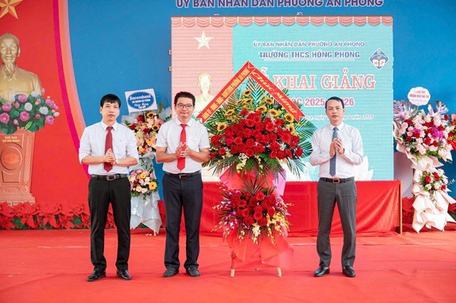 Đồng chí Nguyễn Văn Phức – Phó Bí thư Thường trực Đảng ủy phường An Phong tặng hoa chúc mừng thầy và trò nhà trường.