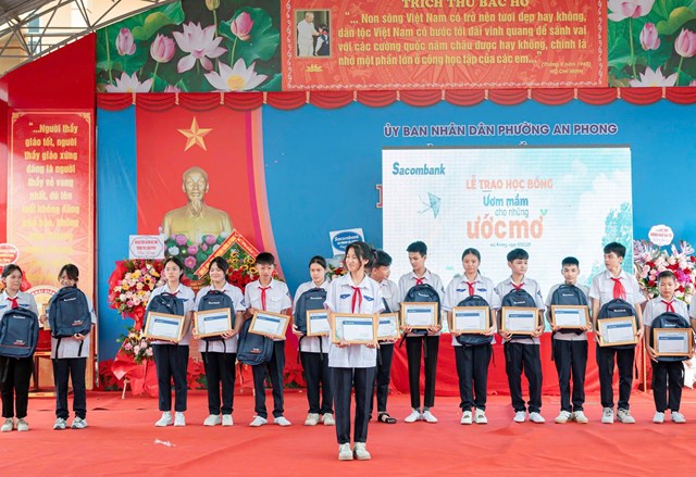 Trao quà cho học sinh có hoàn cảnh khó khăn, đạt nhiều nỗ lực trong học tập.