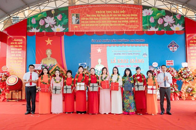 Vinh danh các thầy, cô giáo có thành tích xuất sắc trong kỳ thi vào lớp 10 THPT công lập.