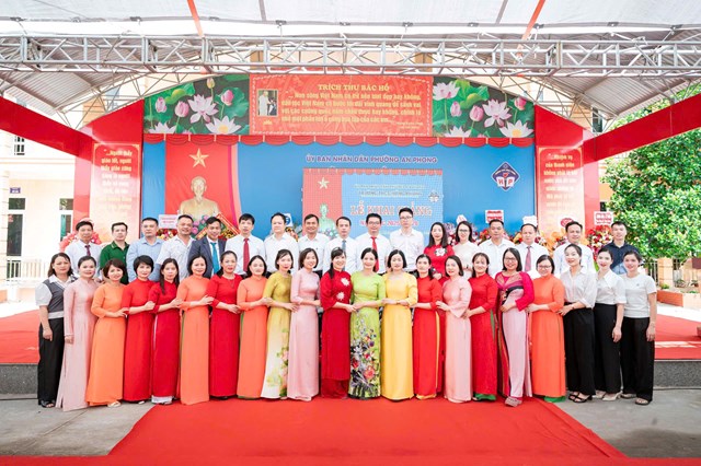 Tập thể cán bộ, giáo viên Trường THCS Hồng Phong cùng đại biểu, khách mời chụp ảnh lưu niệm trong ngày khai giảng.