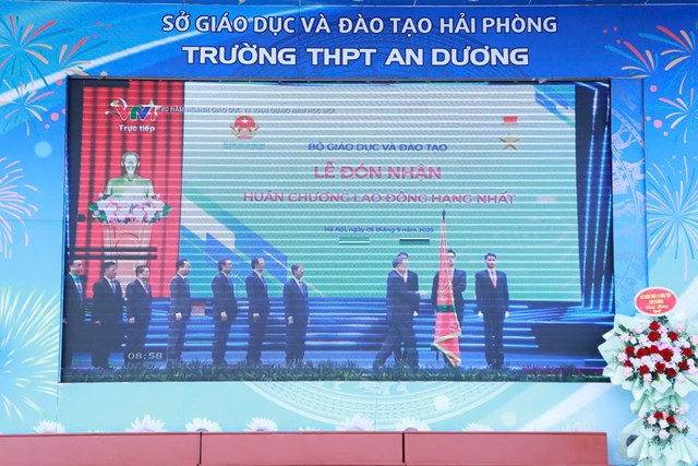 Học sinh dự lễ khai giảng theo dõi chương trình trực tuyến kỷ niệm 80 năm thành lập Bộ Giáo dục và Đào tạo.