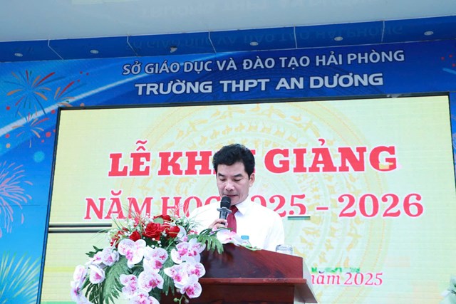 Đại diện lãnh đạo Trường THPT An Dương phát biểu khai giảng năm học mới 2025 – 2026.