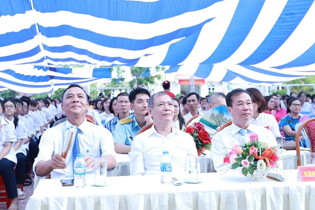 Các đồng chí lãnh đạo, đại biểu tham dự Lễ khai giảng năm học mới cùng thầy trò nhà trường.