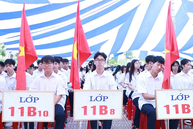 Các lớp học sinh khối 11 tham gia Lễ khai giảng, thể hiện khí thế và quyết tâm học tập.