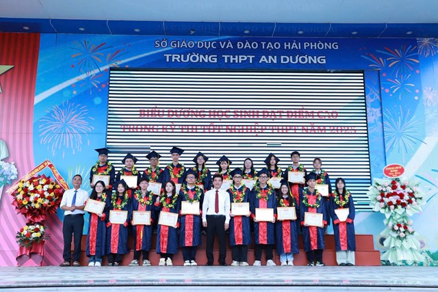 Nhà trường biểu dương học sinh đạt thành tích cao trong Kỳ thi tốt nghiệp THPT năm 2025.