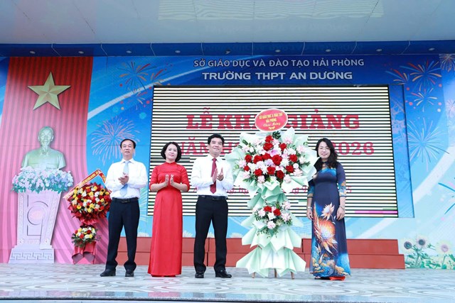 Đại diện Sở Giáo dục và Đào tạo Hải Phòng tặng hoa chúc mừng Trường THPT An Dương nhân dịp khai giảng.
