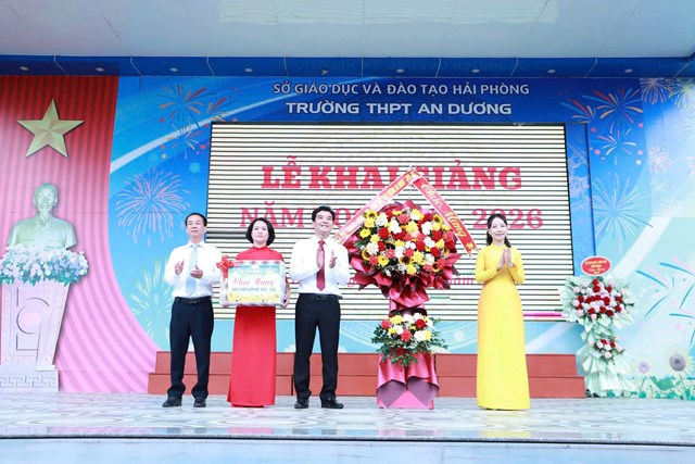 Lãnh đạo phường An Dương tặng hoa, quà động viên thầy và trò Trường THPT An Dương bước vào năm học mới.