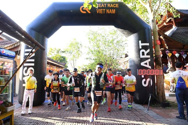 Vận động viên cự ly 50km xuất phát lúc 4h sáng từ trụ sở UBND phường Yên Tử, bắt đầu hành trình chinh phục cung đường qua miền di sản.