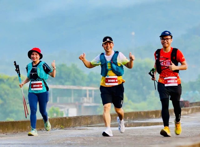 Vận động viên trên đường chạy băng qua núi rừng Yên Tử, tận hưởng cảnh sắc thiên nhiên hùng vĩ trong buổi sớm mùa thu.