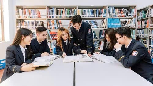 Sinh viên Trường Đại học Hàng hải Việt Nam trong giờ học tại thư viện, thể hiện môi trường đào tạo hiện đại, năng động.