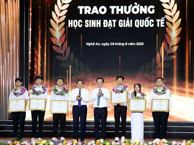 B&iacute; thư Tỉnh ủy Nghệ An Nguyễn Đức Trung (b&ecirc;n phải) v&agrave; Chủ tịch UBND tỉnh Nghệ An L&ecirc; Hồng Vinh tặng Bằng khen cho c&aacute;c học sinh đoạt giải Quốc tế
