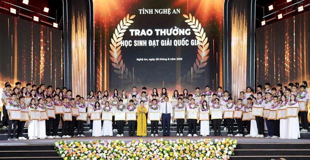 L&atilde;nh đạo tỉnh Nghệ An trao&nbsp; Bằng khen v&agrave; phần thưởng cho học sinh giỏi Quốc gia