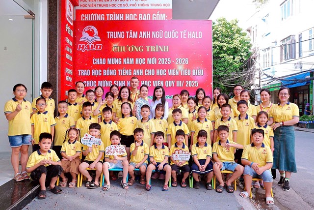 Các thầy cô và học sinh Trung tâm HALO cùng nhau chụp ảnh lưu niệm trước bảng chương trình chào mừng năm học 2025 – 2026.