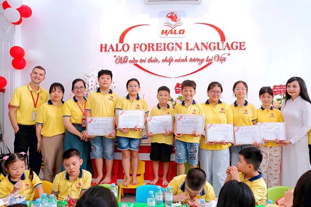 Đại diện Trung tâm trao giấy chứng nhận Quỹ Khuyến học HALO cho những học viên tiêu biểu, đạt thành tích xuất sắc trong học tập.