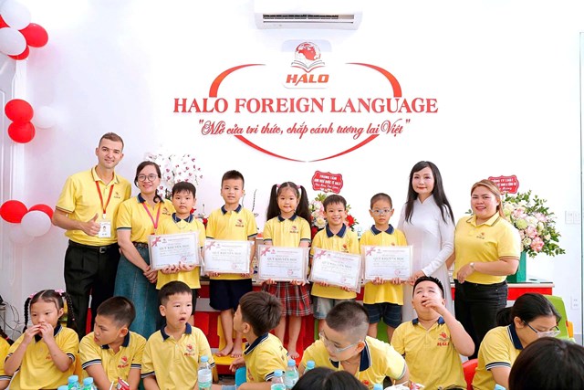 Những gương mặt học sinh tiêu biểu nhận học bổng tiếng Anh tại buổi lễ, thể hiện sự tự tin và nỗ lực không ngừng.