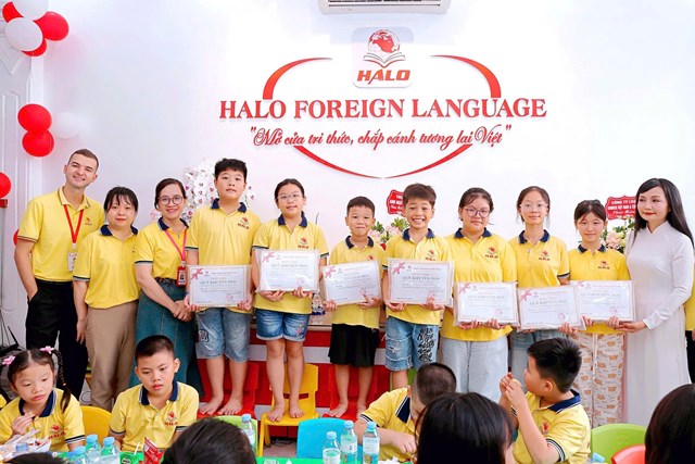 Học viên HALO vui mừng khi được vinh danh và nhận học bổng trong không khí trang trọng, ấm áp.