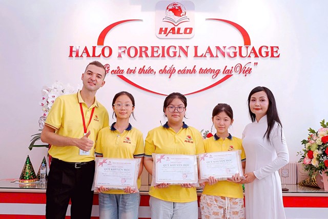 Không khí vui tươi trong phần trao học bổng 3.000.000 đồng cho học sinh đạt thành tích nổi bật.