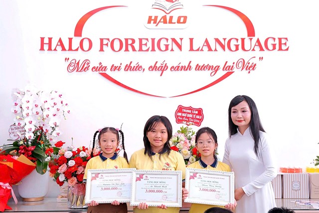 Không khí vui tươi trong phần trao học bổng 3.000.000 đồng cho học sinh đạt thành tích nổi bật.