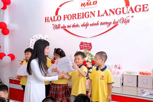 Cô giáo trao tận tay học bổng khuyến học cho các em nhỏ, tiếp thêm động lực trong hành trình học tiếng Anh.