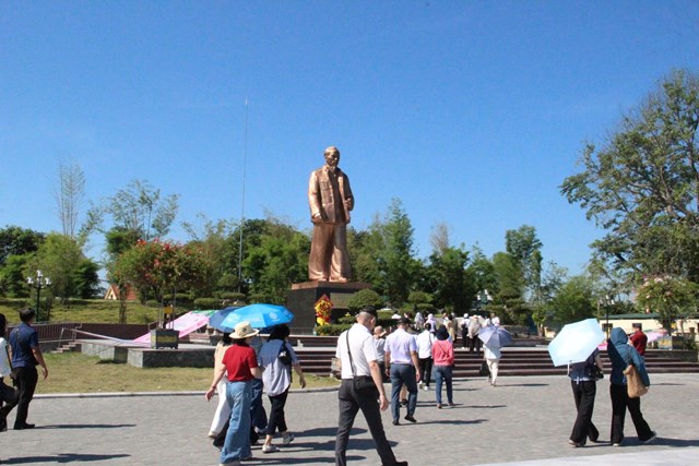 Tương Bác hồ về thăm quê tại Làng Sen (Ảnh Quốc Khánh)