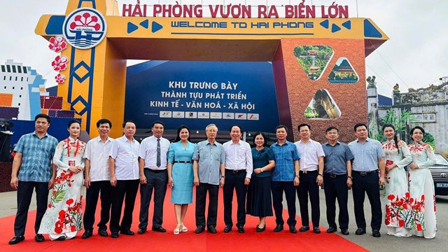 Đồng ch&iacute; Trần Quốc Vượng, nguy&ecirc;n Ủy vi&ecirc;n Bộ Ch&iacute;nh trị, nguy&ecirc;n Thường trực Ban B&iacute; thư; đồng ch&iacute; L&ecirc; Tiến Ch&acirc;u, Ủy vi&ecirc;n Trung ương Đảng, B&iacute; thư Th&agrave;nh ủy, Trưởng đo&agrave;n Đại biểu Quốc hội th&agrave;nh phố Hải Ph&ograve;ng c&ugrave;ng l&atilde;nh đạo c&aacute;c sở, ng&agrave;nh tham quan Khu trưng b&agrave;y th&agrave;nh tựu ph&aacute;t triển kinh tế &ndash; văn h&oacute;a &ndash; x&atilde; hội của Hải Ph&ograve;ng.
