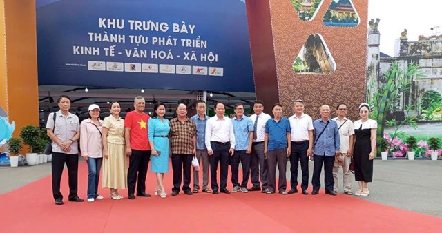 C&aacute;c đồng ch&iacute; l&atilde;nh đạo Trung ương, l&atilde;nh đạo th&agrave;nh phố v&agrave; đại biểu chụp ảnh lưu niệm tại kh&ocirc;ng gian trưng b&agrave;y ngo&agrave;i trời.