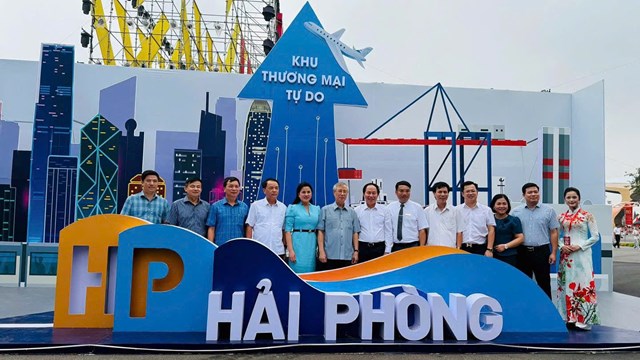 Đo&agrave;n đại biểu tham quan Khu thương mại tự do &ndash; điểm nhấn trong trưng b&agrave;y về định hướng ph&aacute;t triển của Hải Ph&ograve;ng.