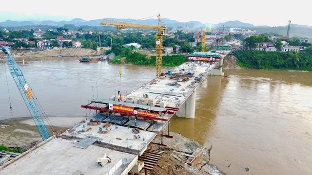 Công trình cầu Phong Châu mới đang được nhà thầu tích cực triển khai nhằm hoàn thành theo đúng kế hoạch