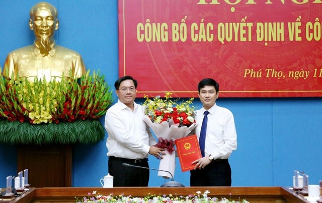 Chủ tịch UBND tỉnh Phú Thọ Trần Duy Đông tặng hoa chúc mừng và trao quyết định điều động, bổ nhiệm đồng chí Ngô Chí Tuệ giữ chức vụ Chánh Văn phòng UBND tỉnh