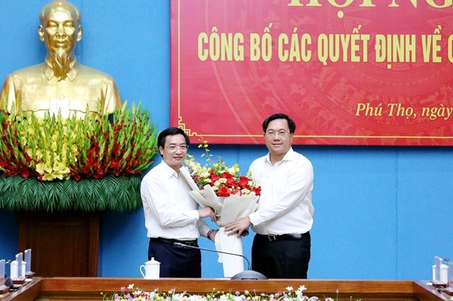 Chủ tịch UBND tỉnh Phú Thọ Trần Duy Đông tặng hoa chúc mừng đồng chí Nguyễn Văn Huyến nhận nhiệm vụ mới