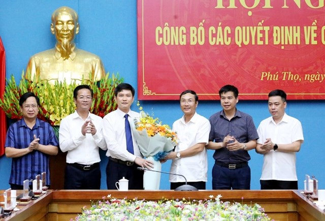 Lãnh đạo Văn phòng UBND tỉnh Phú Thọ tặng hoa chúc mừng đồng chí tân Chánh Văn phòng UBND tỉnh Ngô Chí Tuệ